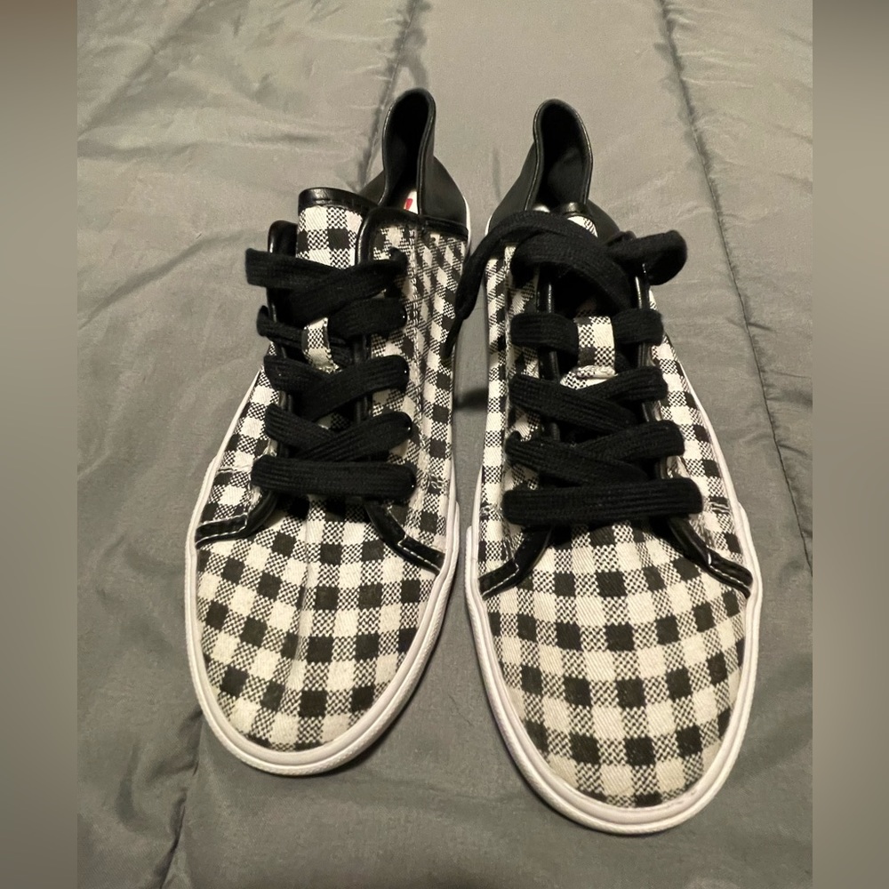 Black and white Isaac Mizrah tennis shoes